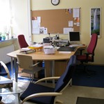 Der Arbeitsplatz von Schulpsychologe und Beratungslehrkraft im Raum B24. Zimmer neu 1.jpg