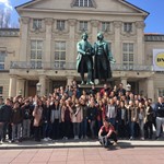 Die Q11 vor dem Nationaltheater in Weimar IMG_2011.JPG