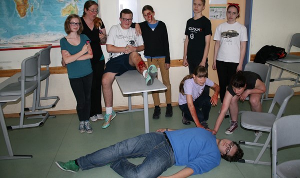 "Schulspiel AG meets THW"