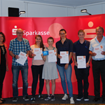 vlnr.: Frau Schmider (Sparkasse Ansbach, Spielbetreuerin, Herr Uwe Valtin (Unternehmenspate), Carlotta Herlein, Katharina Thoma, Laura Macek, Torben Schoon, Norbert Dietrich (Leiter P-Seminar) Gruenderpreis.png