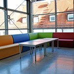 Unsere gemütliche Sitzecke im ersten Obergeschoß der Pausenhalle zum Verweilen in der Pause
© Bild Richard Leinstein DSC_7534.JPG