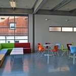Unsere gemütliche Sitzecke und Bistrotische im ersten Obergeschoß der Pausenhalle zum Verweilen in der Pause
© Bild Richard Leinstein DSC_7536.JPG