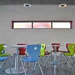 Du möchtest dich in der Pause hinsetzen, um etwas zu essen? Du möchtest am Nachmittag noch nach Unterrichtsschluss in der Schule bleiben, um etwa auf deinen Bus zu warten? Im Obergeschoß der Pausenhalle gibt es einladende Sitzgelegenheiten für dich!
© Bild Richard Leinstein DSC_7541.JPG