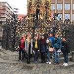 Am Dienstag unternahmen wir einen Ganztagsausflug nach Nürnberg. Zuerst waren wir bei Lebkuchen Schmidt und haben dort einen Film zur Herstellung von Lebkuchen angeschaut und dann konnten wir auch dabei zugucken, wie die Lebkuchen live gebacken werden. Anschließend starteten wir eine Fotorallye in Nürnberg; dort gab es Stationen, wo man ein Gruppenfoto machen sollte, wie beispielsweise hier am Nürnberger Hauptmarkt vor dem Schönen Brunnen. Bild 1.jpeg