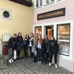 Am Mittwoch waren wir in Rothenburg ob der Tauber. Dort durften wir in Gruppen in der Stadt herumlaufen; zuerst waren wir bei Käthe Wohlfahrts Weihnachtsgeschäft, wo man alle erdenklichen Weihnachtsdekorationen kaufen kann. Danach sind wir zu einem für Rothenburg charakteristischen Geschäft gegangen, das das typische Rothenburger Gebäck „Schneeballen“ verkauft. Bild 2.jpeg