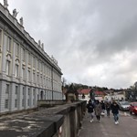 Am Freitag waren wir in der dritten und vierten Schulstunde in der Ansbacher Residenz, die der Sitz der Markgrafen von Brandenburg-Ansbach im 18. Jahrhundert war. Leider durften wir wegen eines Fotografierverbotes die Räume und ihre Rokoko-Ausstattung nicht fotografieren. Hier eine Frontalansicht der Residenz mit ihren Statuen auf dem Dach. Bild 3.jpeg