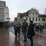 Die gut organisierten Lehrkräfte orchestrieren das Gruppenphoto vor dem Nationaltheater in Weimar 2018-03-27 at 11.04.46.jpeg