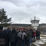 Im Deutsch-Deutschen Museum Mödlareuth lauscht die Q11 gebannt den Ausführungen des Guides zu den Grenzbefestigungen in der ehemaligen DDR. 2018-03-27 at 11.05.01.jpeg