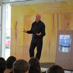 Mario Parisi bei seinem Vortrag am Platen-Gymnasium Ansbach Bild 1 Parisi-Vortrag.JPG
