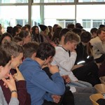 Schülerinnen und Schüler probieren die von Mario Parisi vorgestellten Gesten aus Bild 2 Parisi-Vortrag.JPG