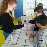 Lara Xavier Seiß experimentiert mit Blaukrautindikator. Lara Xavier Seiß Experimentiert Mit Blaukrautindikator