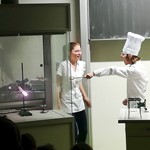 Küchenpraktikantin (Pia Müller) und Chefkoch (Markus Müller) verzweifeln in der Chemieküche. Pia Müller Und Markus Müller Verzweifeln In Der Chemieküche