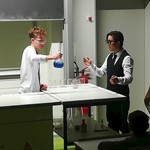 Der Barkeeper (Ramon Müller) zaubert farbige Drinks. Ramon Müller Zaubert Farbige Drinks