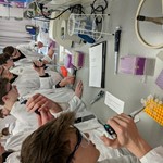 Pipettieren im Mikrobio-Labor der Hochschule Ansbach Exkursion Hochschule Ansbach