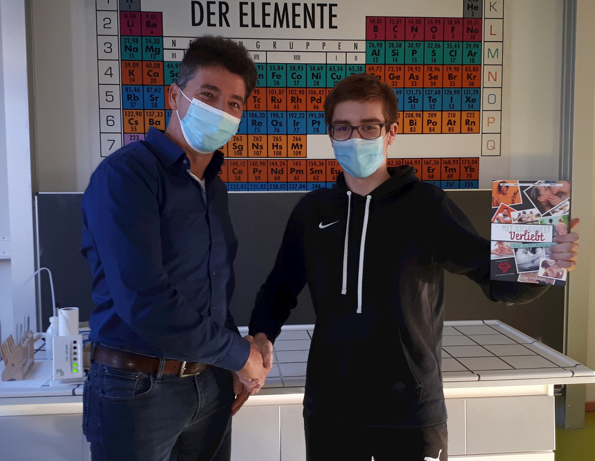 Herr Keuerleber Bei Der Bücherübergabe